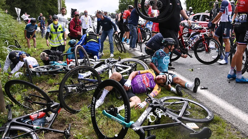 Fotografija: V nesreči je bilo udeleženih veliko kolesarjev. FOTO: Anne-christine Poujoulat/Reuters