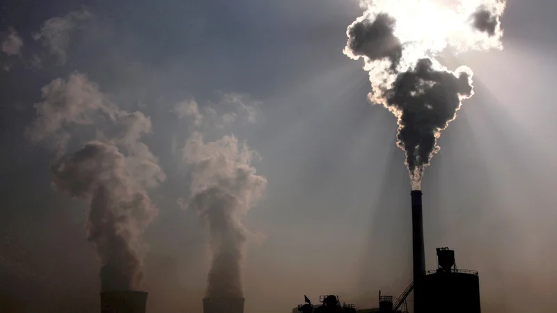 Fotografija: Da gre za krizo, je mogoče razbrati tudi iz vladne uredbe o sprostitvi cen elektrike, proizvedene v termoelektrarnah na premog. FOTO: David Gray/Reuters