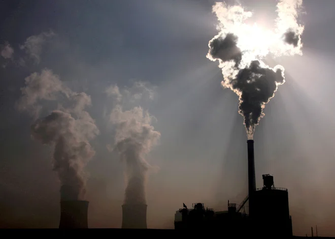 Da gre za krizo, je mogoče razbrati tudi iz vladne uredbe o sprostitvi cen elektrike, proizvedene v termoelektrarnah na premog. FOTO: David Gray/Reuters
