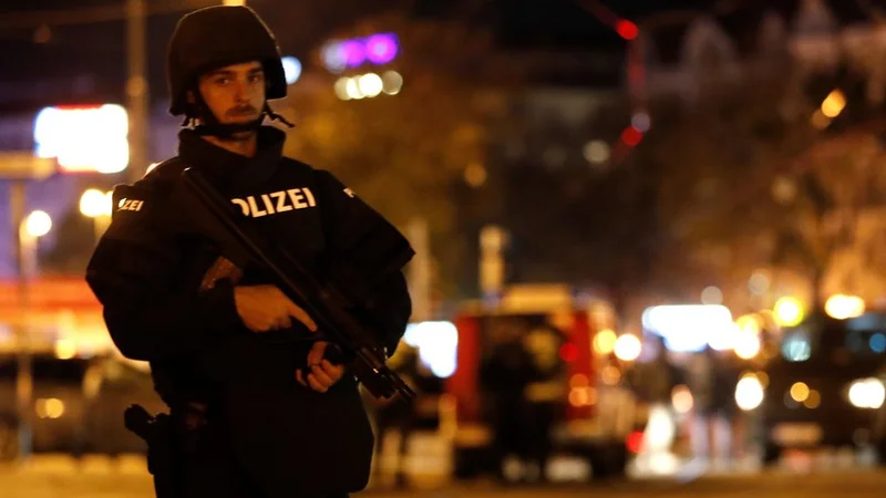 Fotografija: Preiskava lanskega terorističnega napada na Dunaju vodi tudi v Slovenijo. FOTO: Reuters