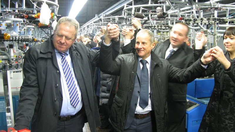 Fotografija: Manj kot leto dni pred dramo zaradi devetih tisočakov sta takratni (in sedanji) minister za gospodarstvo Zdravko Počivalšek in nekdanji predsednik uprave Polzele Marko Klemenčič z roko v roki zagnala proizvodnjo nogavic iz konoplje. FOTO: Špela Kuralt/Delo