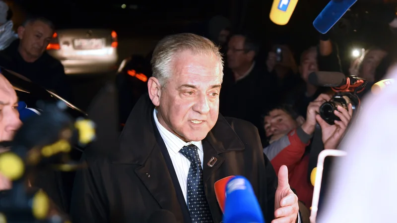 Fotografija: Poleg 67-letnega Sanaderja in HDZ je sodišče spoznalo za krive tudi nekdanjega šefa hrvaške carine Mladena Barišića (HDZ) in bivšo blagajničarko HDZ Branko Pavošević. FOTO: AFP