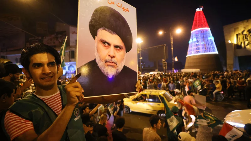 Fotografija: Privrženci Moktade al Sadra slavijo volilno zmago. FOTO: Ahmad al Rubaye/AFP