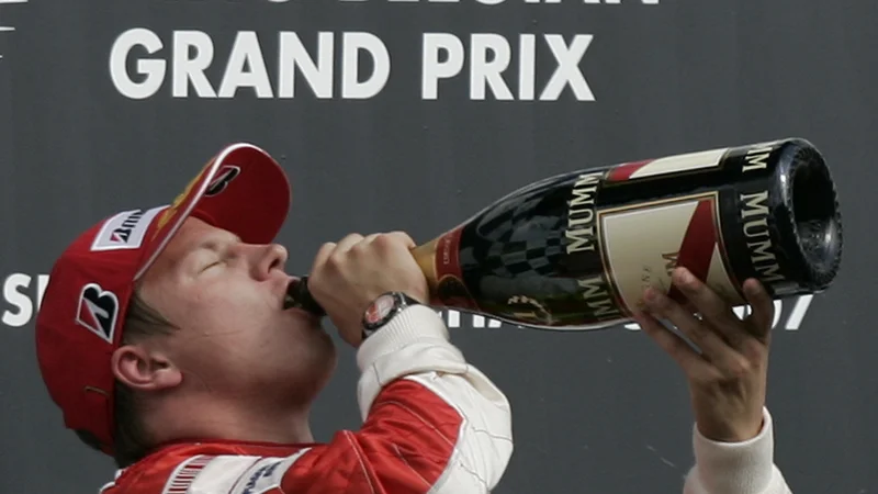 Fotografija: Finski dirkaški šampion Kimi Räikkönen, ki je zadnji Ferrarijev svetovni prvak v formuli 1, je znal vedno dobro proslaviti svoje uspehe. FOTO: Yves Herman/Reuters