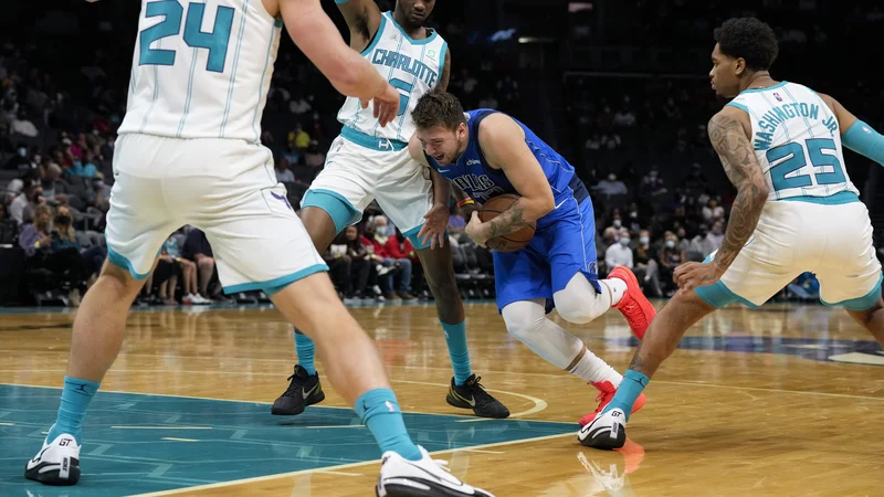 Fotografija: Luka Dončić je v dobrih 25 minutah dosegel zanj skromnih deset točk, toda košarkarji moštva Charlotte so bili v pripravljalni tekmi tako slabi, da se Ljubljančanu ni bilo treba naprezati. FOTO: Jim Dedmon/Usa Today Sports