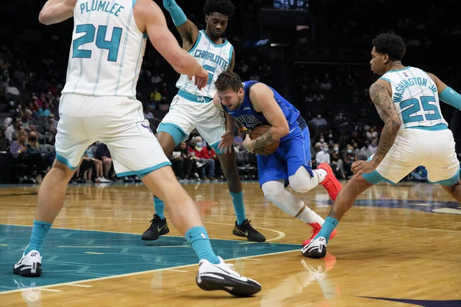 Luka Dončić je v dobrih 25 minutah dosegel zanj skromnih deset točk, toda košarkarji moštva Charlotte so bili v pripravljalni tekmi tako slabi, da se Ljubljančanu ni bilo treba naprezati. FOTO: Jim Dedmon/Usa Today Sports
