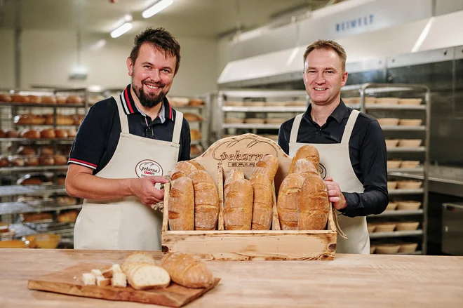 Marko Pavčnik in Boštjan Kos, vodja SPAR Pekarne sta zavihala rokave. Iz kruha bo nastala »moka«, iz nje pa nov, svež kruh. FOTO: Spar Slovenija