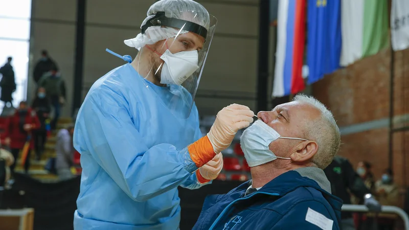 Fotografija: V sredo je bilo pozitivnih 20,1 odstotka s testiranjem PCR. FOTO: Jože Suhadolnik/Delo
