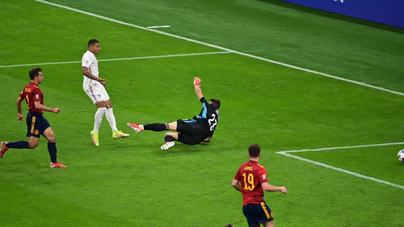 Fotografija: Spornih odločitev sodnikov v primerih nedovoljenega položaja nogometašev, kot je bila nedeljska v finalu lige narodov, naj ne bi bilo več. Odslej bo »krivec za vse« tehnologija. FOTO: Miguel Medina/Reuters