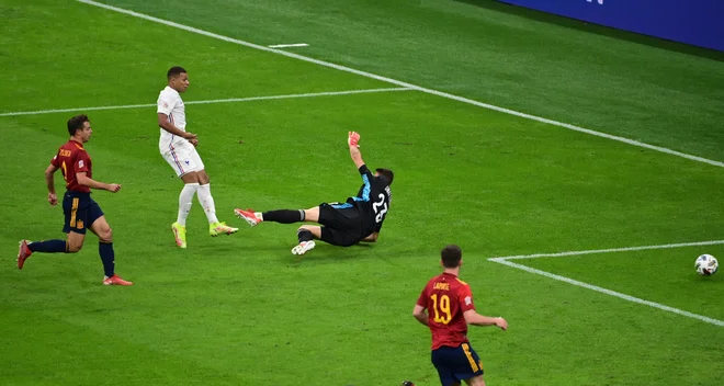Spornih odločitev sodnikov v primerih nedovoljenega položaja nogometašev, kot je bila nedeljska v finalu lige narodov, naj ne bi bilo več. Odslej bo &raquo;krivec za vse&laquo; tehnologija. FOTO: Miguel Medina/Reuters
