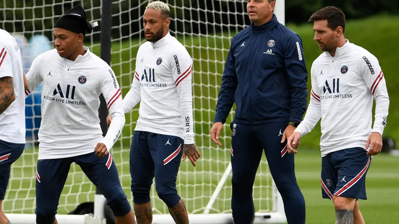 Fotografija: Zvezdniki najvišjega formata, kot so pri Paris St-Germainu Kylian Mbappe, Neymar in Lionel Messi, francoskemu nogometu in ligue1 dvigujejo ugled ter veljavo. FOTO: Bertrand Guay/AFP