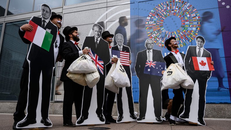 Fotografija: Aktivisti, oblečeni kot izterjevalci dolgov, demonstrirajo pred stavbo Mednarodnega denarnega sklada v Washintonu. Sedež sklada prosi bogate države, naj ohranijo svojo zavezo, da bodo države v razvoju podprle podnebne spremembe. Ta teden v prestolnici ZDA poteka četrto srečanje finančnih ministrov G20 in guvernerjev centralnih bank, skupaj z letnimi srečanji mednarodnega Denarnega sklada in Svetovne banke. FOTO: Pedro Ugarte/Afp


 
