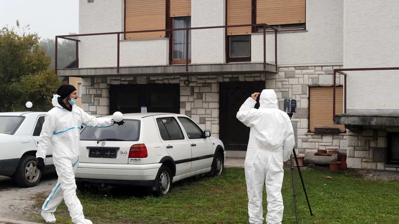 Fotografija: Za garažnimi vrati hiše na Viru pri Domžalah se je v sredo zgodila družinska tragedija. FOTO: Igor Mali
