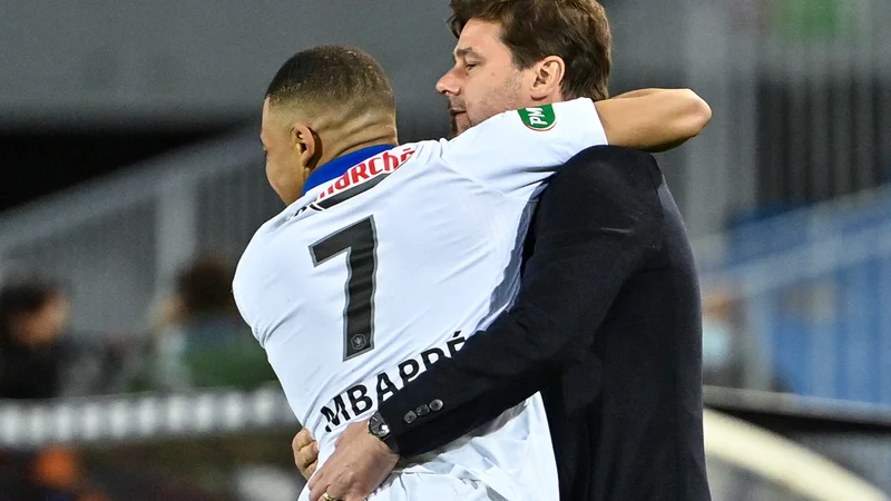 Fotografija: Mauricio Pochettino in Kylian Mbappe, ki je nedavno priznal, da je poleti želel zapustiti Pariz. S finalnega turnirja lige narodov se je minuli konec tedna vrnil z novo trofejo. FOTO: Pascal Guyot/AFP
