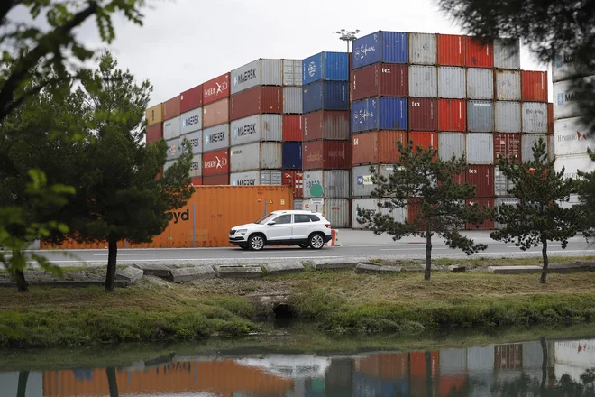 V Luki Koper, ki je že zdaj največje jadransko pristanišče po pretovoru kontejnerjev, so v prvi polovici leta zaključili kar nekaj velikih strateških naložb. FOTO: Leon Vidic
