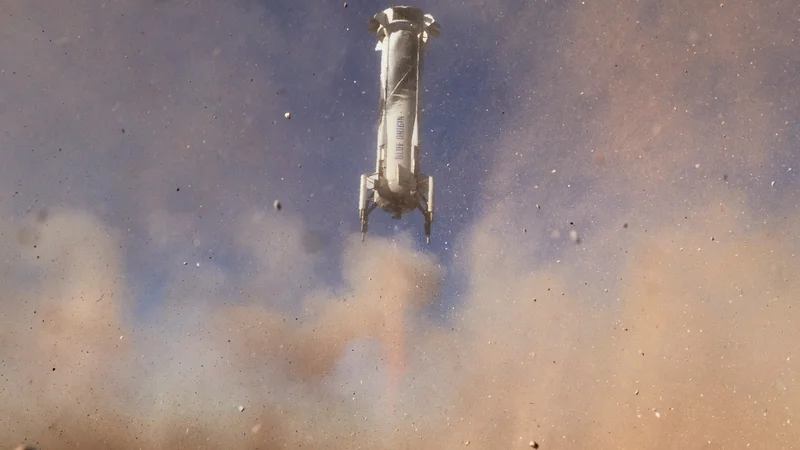 Fotografija: Nova raketa za večkratno uporabo Blue Origin z igralcem znamenite nadaljevanke Star Trek Williamom Shatnerjem in tremi drugimi potniki, pristaja v bližini Van Horna v Teksasu, po še enem uspešnem suborbitalnem letu. FOTO: Blue Origin/Reutersa