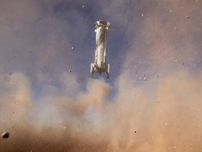Nova raketa za večkratno uporabo Blue Origin z igralcem znamenite nadaljevanke Star Trek Williamom Shatnerjem in tremi drugimi potniki, pristaja v bližini Van Horna v Teksasu, po še enem uspešnem suborbitalnem letu. FOTO: Blue Origin/Reutersa