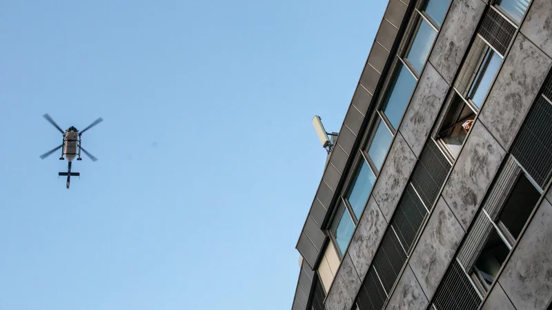 Fotografija: Neznani storilci so proti policijskemu helikopterju usmerili laserski žarek. FOTO: Voranc Vogel/Delo
