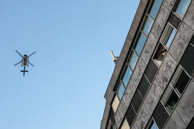 Neznani storilci so proti policijskemu helikopterju usmerili laserski žarek. FOTO: Voranc Vogel/Delo