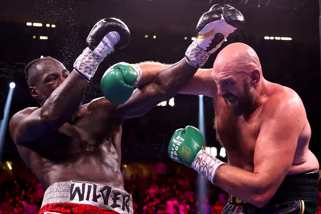 Tyson Fury (desno) in Deontay Wilder sta uprizorila vrhunsko novo predstavo. FOTO: Al Bello/AFP
