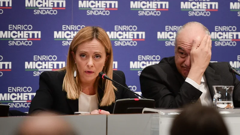 Fotografija: V Italiji na desnem polu, ki je v prevladi, najbolj rastejo rejtingi skrajni desničarki, post- fašistki Giorgii Meloni.
FOTO: Filippo Monteforte/AFP