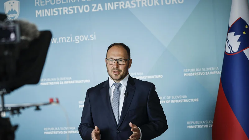 Fotografija: Jernej Vrtovec, minister za infrastrukturo, pravi, da vlada za zdaj ne bo ukrepala. FOTO: Jože Suhadolnik/Delo