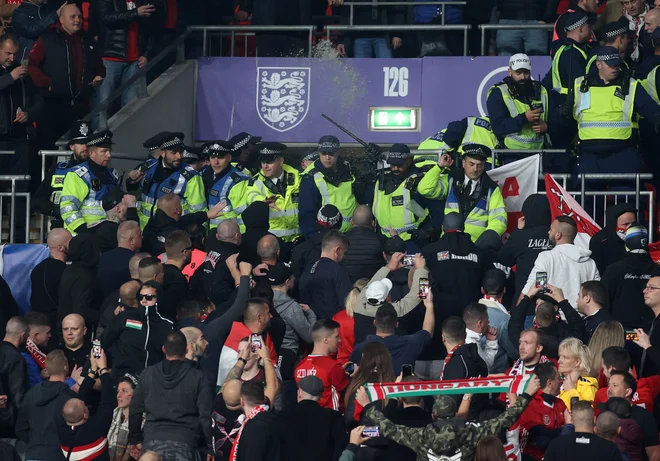 V Londonu so imeli policisti polne roke dela. FOTO: Carl Recine/Reuters
