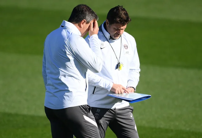 Pochettino v pogovoru s sodelavci med četrtkovim treningom. FOTO: Franck Fife/AFP
