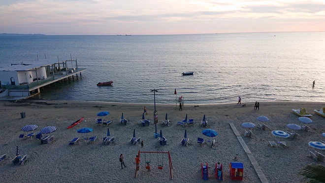Pogled za milijon dolarjev iz sobe hotela v Draču. No, za 26 evrov. FOTO: Miha Pribošič