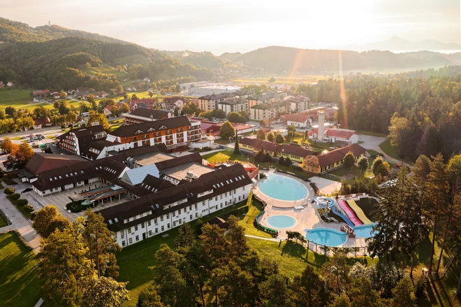 Pod Roglo so Zreče s termami, zato lahko isti dan smučate in se namakate v bazenih. FOTO: Unitur