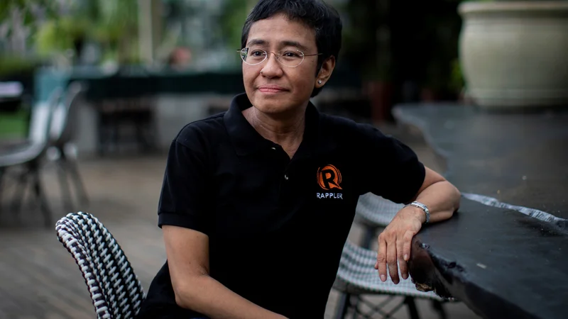 Fotografija: »Propaganda deluje že od nekdaj, toda tako bujno ni cvetela še nikoli. Laži, ki se širijo ekspotencialno, v hipu postajajo dejstva,« pravi Maria Ressa, ki je že pred leti napovedala vojno Facebooku in Marku Zuckerbergu. FOTO: Eloisa Lopez/Reuters