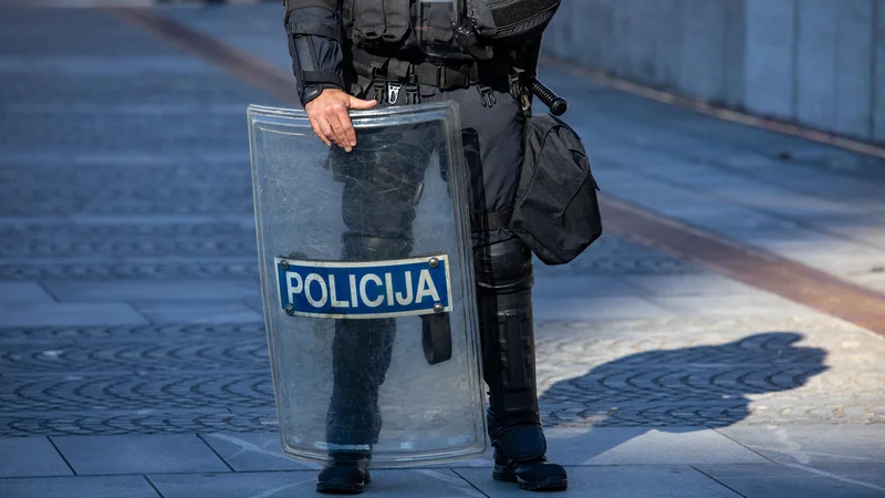 Fotografija: Policijski sindikat rešuje čast policije, ki jo po korakih uničujeta (ne)minister Aleš Hojs in generalni direktor Anton Olaj.
Foto: Voranc Vogel/Delo