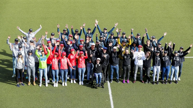 Fotografija: Velika slovenska smučarska družina je pomahala v pozdrav olimpijski zimi. FOTO: Matej Družnik/Delo
