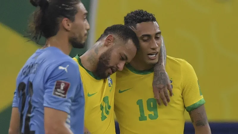 Fotografija: Raphinha (desno), sicer član angleškega Leeds Uniteda, proslavlja z Neymarjem, ki mu je podal za enega od dveh golov. FOTO: Nelson Almeida/AFP