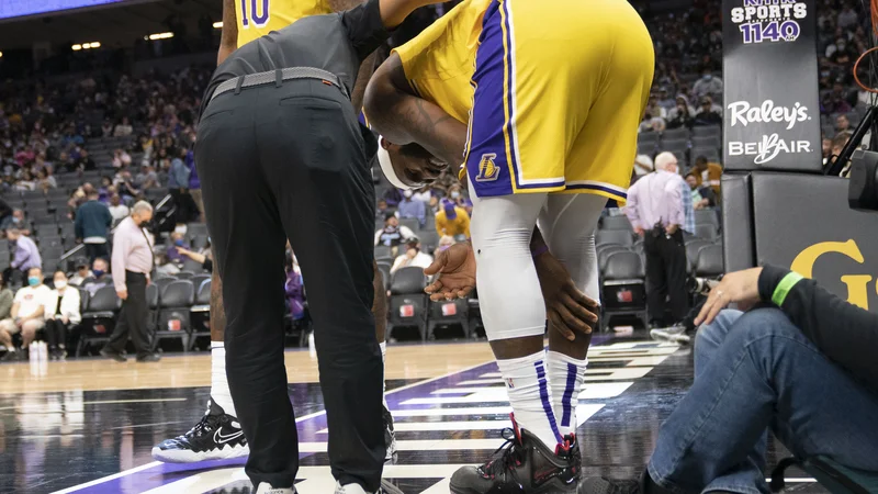 Fotografija: LeBron James je imel sredi tretje četrtine tudi nekaj težav z očitno le manjšo poškodbo. FOTO: Kyle Terada/USA Today Sports