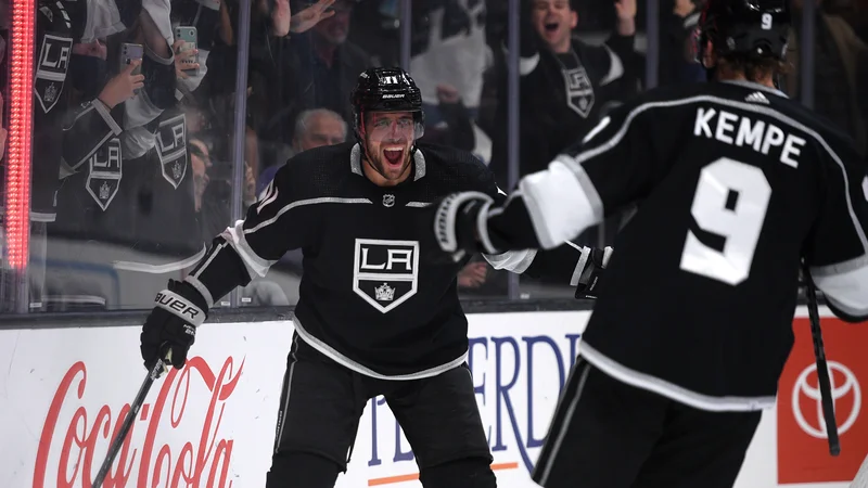 Fotografija: Anže Kopitar (levo) slavi z Adrianom Kempejem po golu v drugi tretjini. FOTO: Orlando Ramirez/USA Today Sports