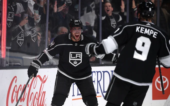 Anže Kopitar (levo) slavi z Adrianom Kempejem po golu v drugi tretjini. FOTO:&nbsp;Orlando Ramirez/USA Today Sports
