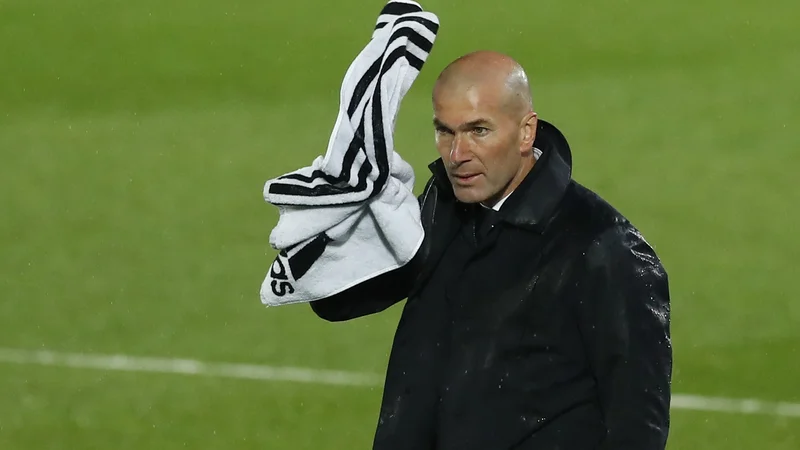 Fotografija: Zinedine Zidane (na fotografiji) se je od klopi madridskega Reala poslovil po koncu minule sezone, ki jo je kraljevi klub sklenil na drugem mestu prvenstvene lestvice in s porazom v polfinalu lige prvakov. FOTO: Juan Medina/Reuters