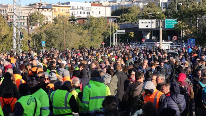 Fotografija: Protestniki pred četrtim vhodom v tržaško pristanišče, v bližini sedmega pomola. FOTO: Ansa