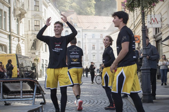 V primeru srčnega zastoja je treba hitro ukrepati, so v središču Ljubljane ozaveščali tudi akrobati skupine Dunking Devils. FOTO: Jure Eržen/Delo

 
