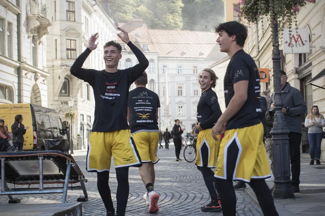 V primeru srčnega zastoja je treba hitro ukrepati, so v središču Ljubljane ozaveščali tudi akrobati skupine Dunking Devils. FOTO: Jure Eržen/Delo

 
