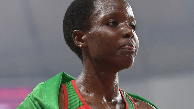 Fotografija: Agnes Tirop (na fotografiji) proslavlja po tretjem mestu na SP v Dohi leta 2019. FOTO: Kirill Kudrjavcev/AFP