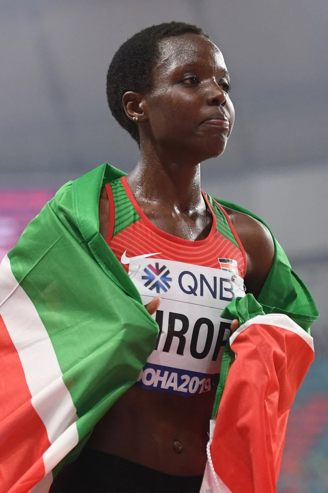 Agnes Tirop (na fotografiji) proslavlja po tretjem mestu na SP v Dohi leta 2019. FOTO: Kirill Kudrjavcev/AFP
