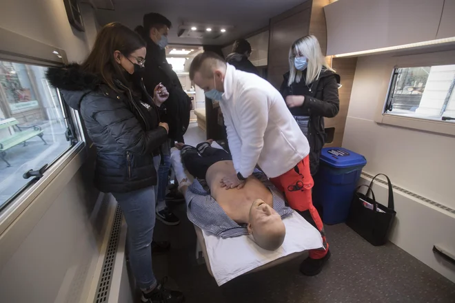 Ob svetovnem dnevu oživljanja je SIM center v sodelovanju s svetovno znano akrobatsko skupino Dunking Devils v središču Ljubljane ozaveščal o pomenu širjenja znanja temeljnih postopkov oživljanja. FOTO: Jure Eržen/Delo
