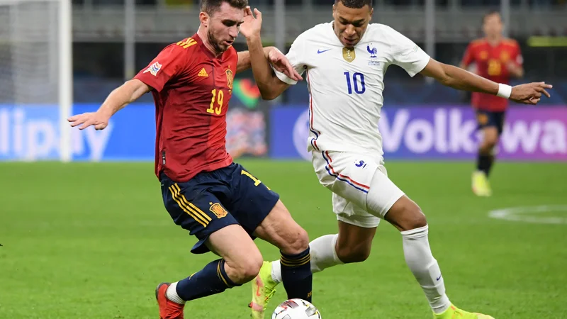 Fotografija: Kylian Mbappe (desno) med finalnim obračunom z nekdanjim mladim francoskim reprezentantom Aymericom Laportom, ki zdaj brani barve Španije. FOTO: Alberto Lingria/Reuters