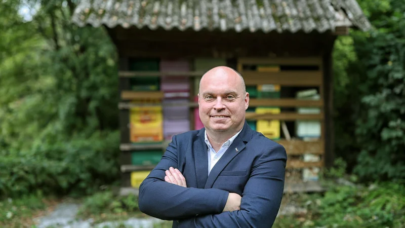 Fotografija: Sogovornik poudarja, da moramo že zdaj nujno poskrbeti za reden odklop od nadzornih tehnologij in vsaj za nekaj časa vsak dan spet postati le ljudje. Foto Blaž Samec
