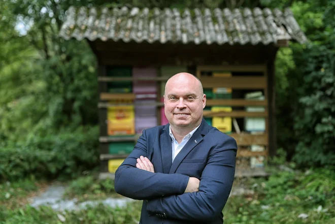 Sogovornik poudarja, da moramo že zdaj nujno poskrbeti za reden odklop od nadzornih tehnologij in vsaj za nekaj časa vsak dan spet postati le ljudje. Foto Blaž Samec