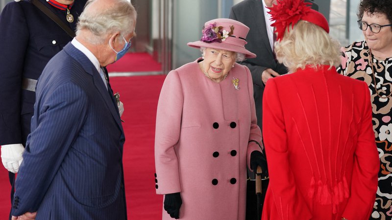 Fotografija: Britansko monarhinjo jezijo mendarodni politiki, ki o podnebnih spremembah samo govorijo, a nič ne naredijo. Kraljica v pogovoru s predstavnico velškega parlamenta Elin Jones (skrajno desno), sinom in snaho v Cardiffu. FOTO: Jacob King/ AFP
