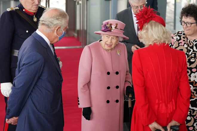 Britansko monarhinjo jezijo mendarodni politiki, ki o podnebnih spremembah samo govorijo, a nič ne naredijo. Kraljica v pogovoru s predstavnico velškega parlamenta Elin Jones (skrajno desno), sinom in snaho v Cardiffu. FOTO: Jacob King/ AFP
