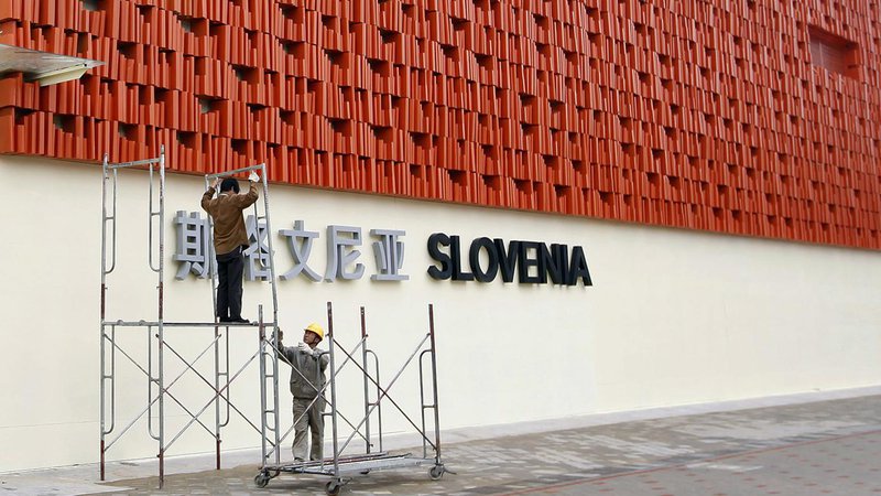 Fotografija: Slovenski paviljon je ob enem od treh glavnih vhodov, blizu švedskega, litovskega in uzbekistanskega. FOTO: Aly Song/Reuters
